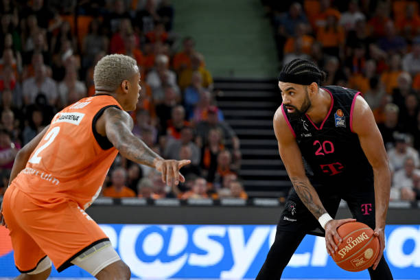 以及一名身 以及一名身